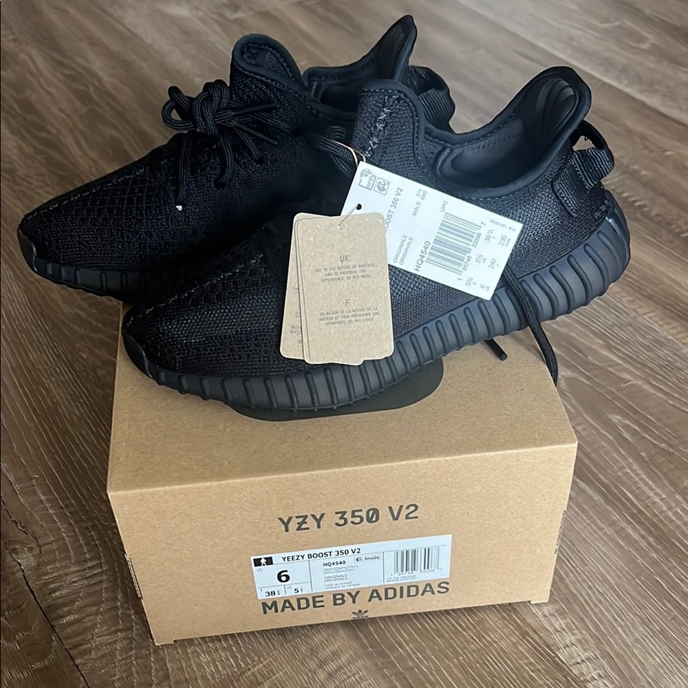 Adidas Yeezy 350 V2 Black Shoes Brand New Never worn